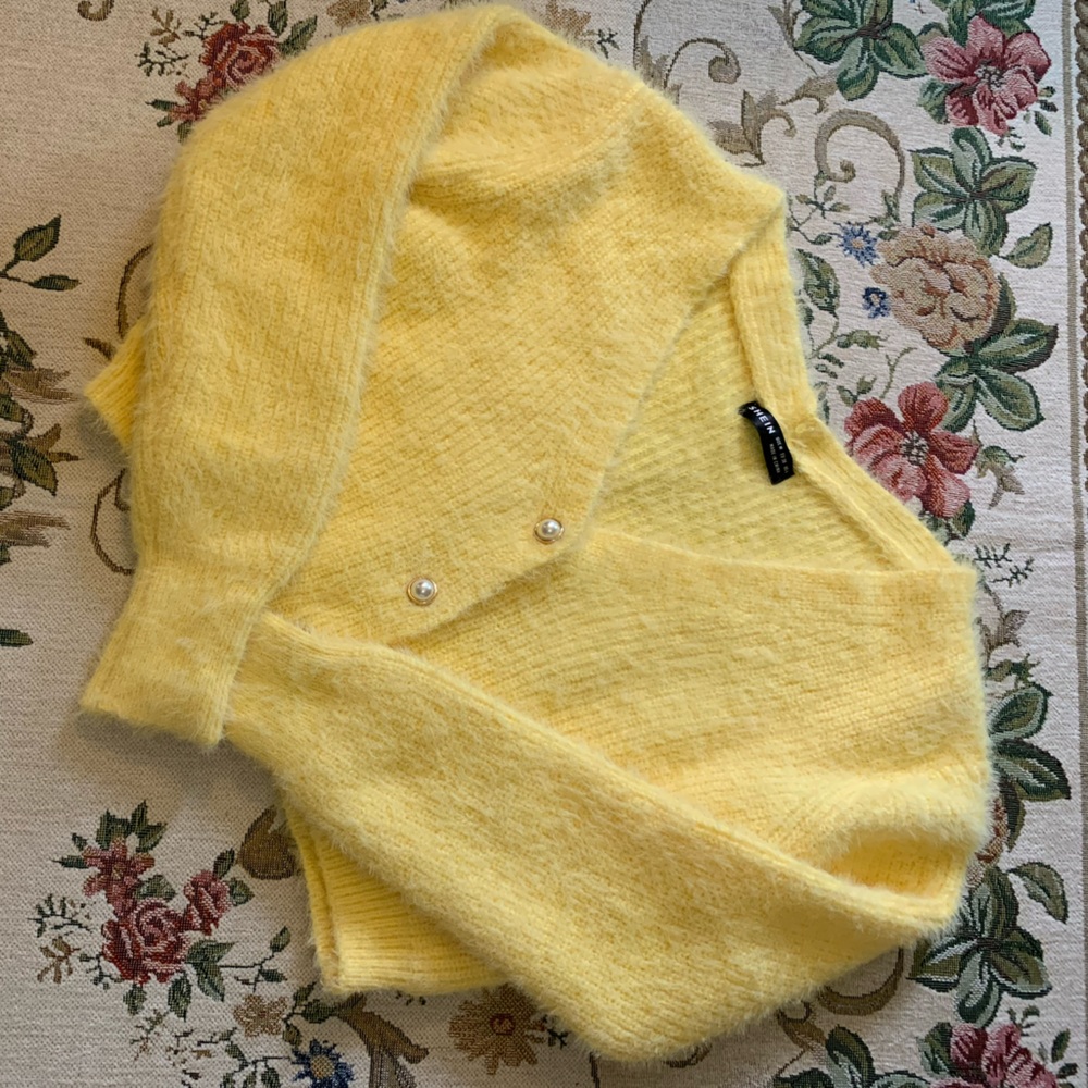 NWOT Fuzzy Cropped Cardigan 💛